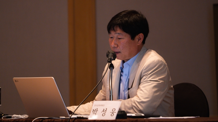 발표를 하는 박성웅 연구원