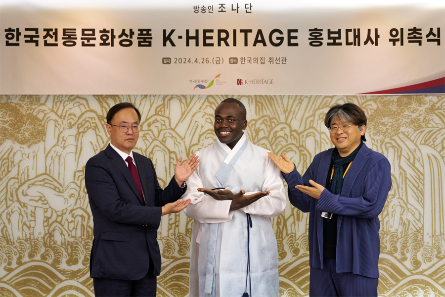 K.HERITAGE 홍보대사 위촉식 기념사진(왼쪽부터 최영창 이사장, 홍보대사 조나단, 조진영 무형유산 진흥 본부장)