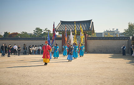 1. The duty soldiers enter(through Hyupsaengmin Gate).