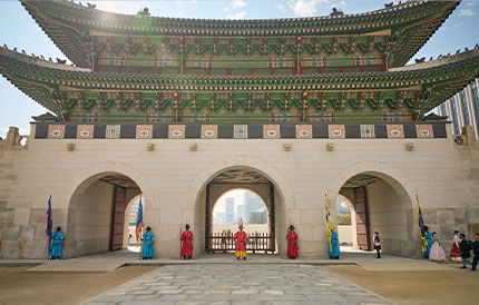 2. The duty soldiers are arranged(at the inside of Gwanghwamun Gate).